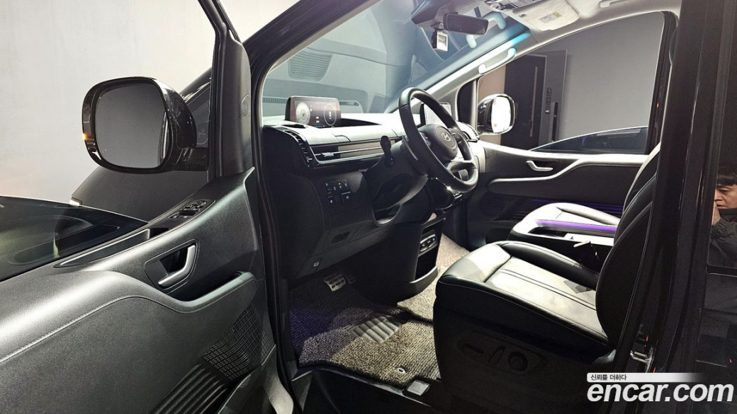 Hyundai Staria 4WD Lounge 9-Seater, 2025