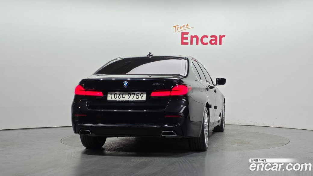 BMW 5-Series 520i Luxury, 2023