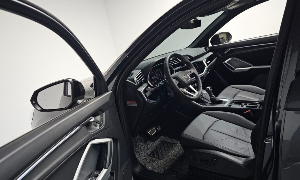 Audi Q3 35 TDI Premium, 2025