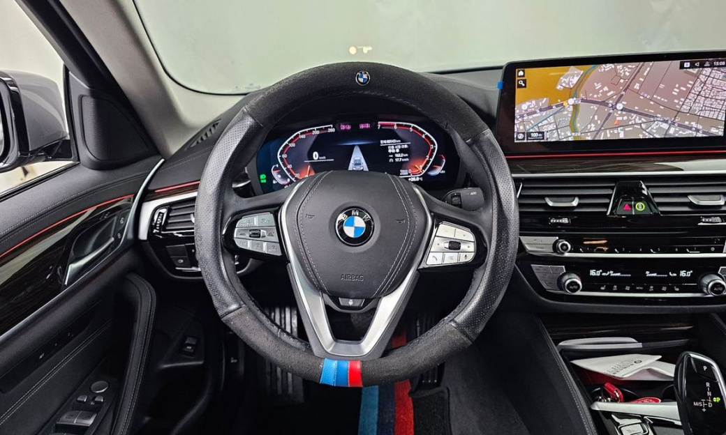BMW 5-Series 520i Luxury, 2022