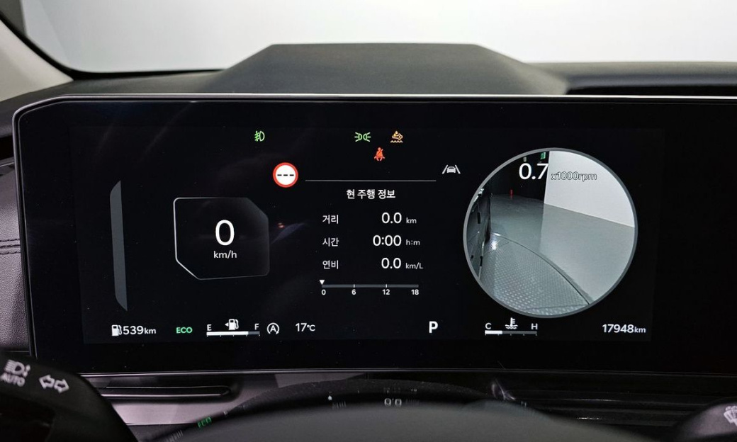 Kia Carnival 9-Seater Signature, 2024