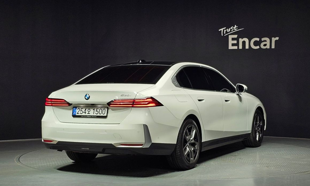 BMW 5-Series 520i, 2025