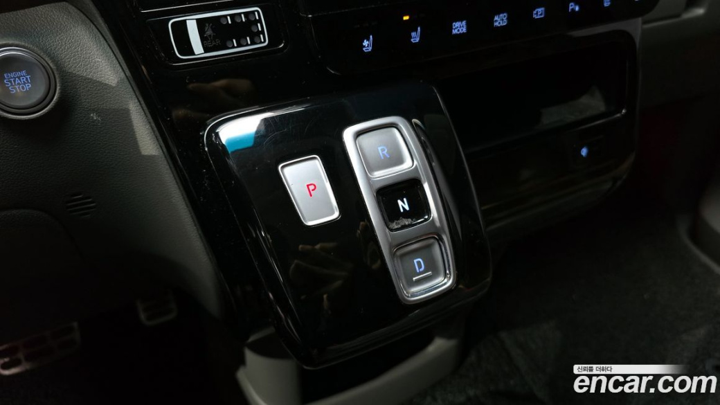 Hyundai Staria 4WD Lounge 9-Seater, 2023