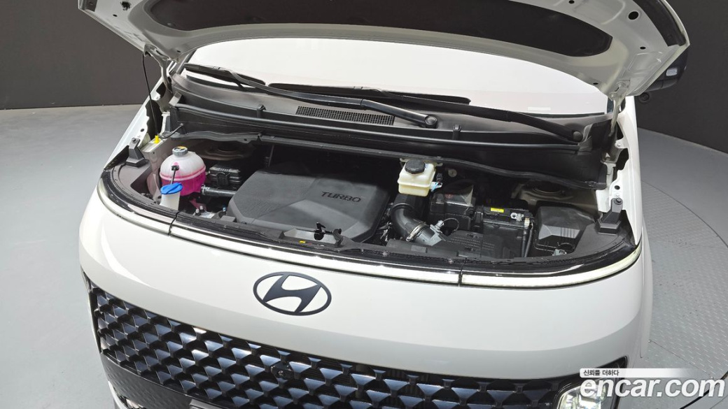 Hyundai Staria 4WD Lounge 9-Seater, 2025