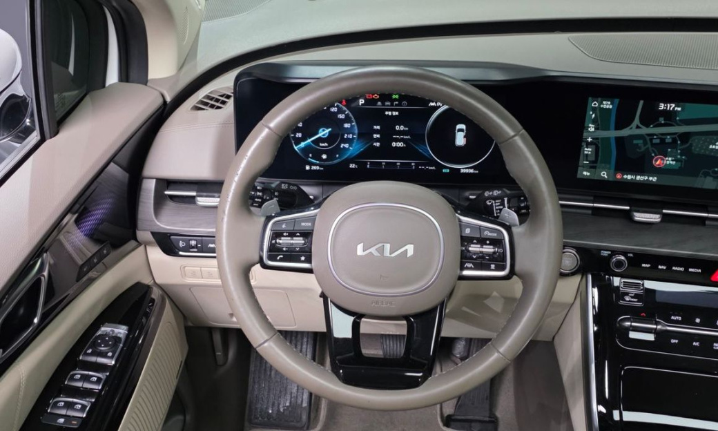 Kia Carnival 7-Seater Signature, 2023