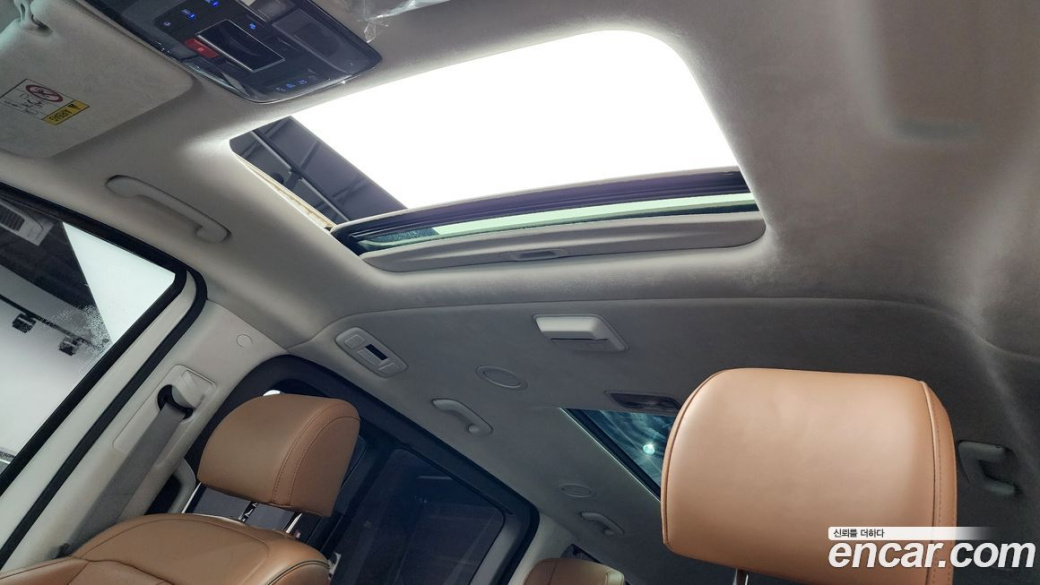 Hyundai Staria 4WD Lounge 7-Seater, 2022
