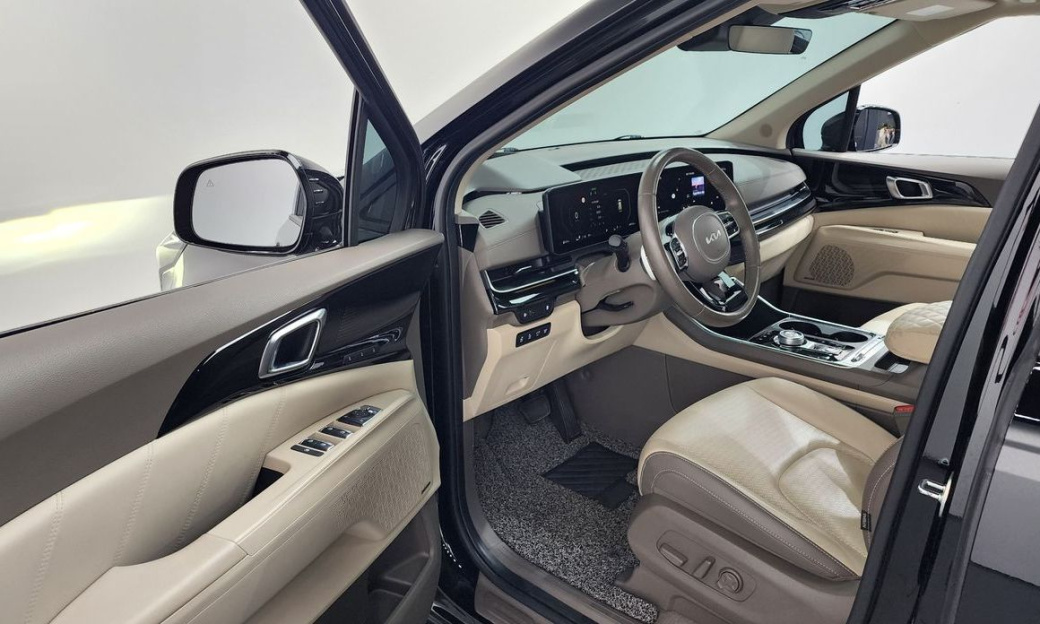 Kia Carnival 9-Seater Signature, 2024