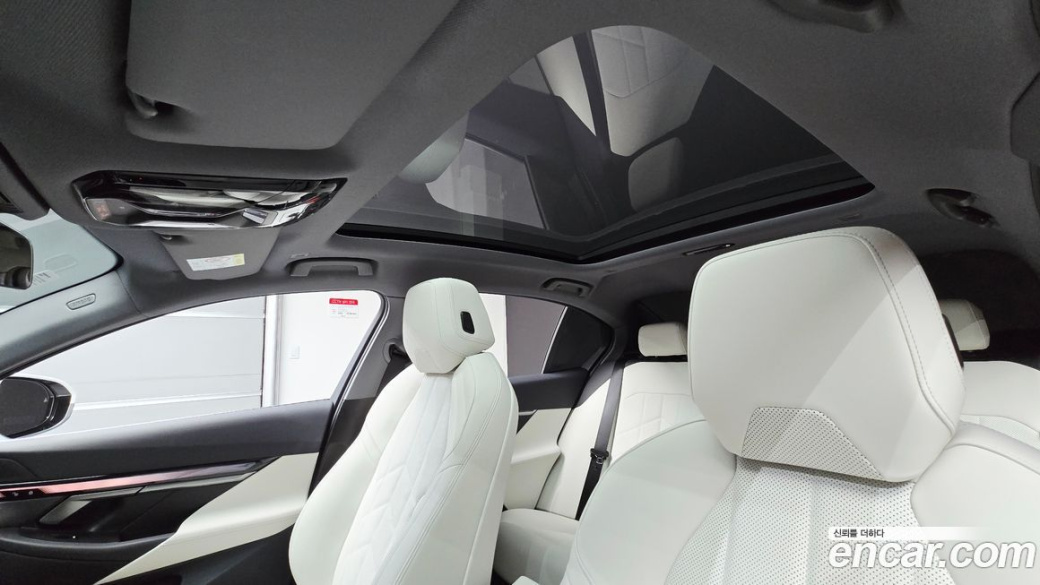 BMW 5-Series 520i, 2025