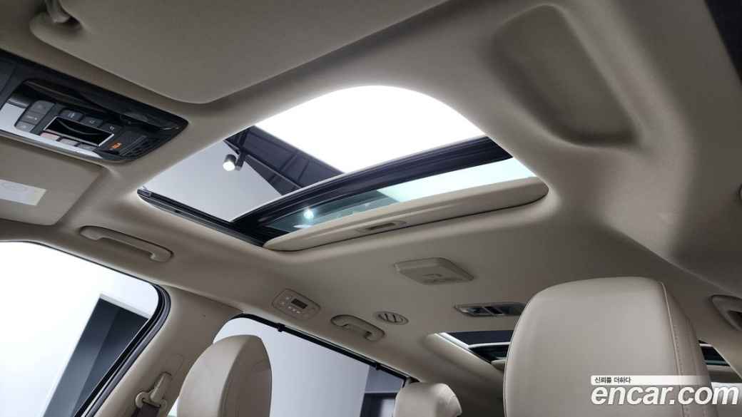 Kia Carnival 9-Seater Signature, 2024