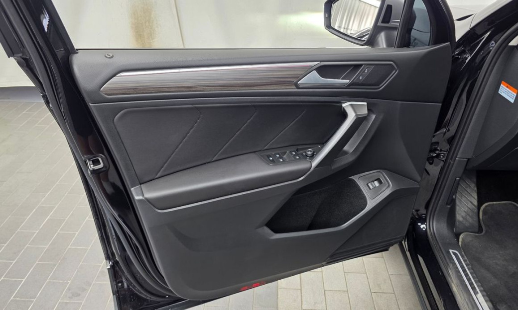 Volkswagen Tiguan 2.0 TSI Prestige, 2024
