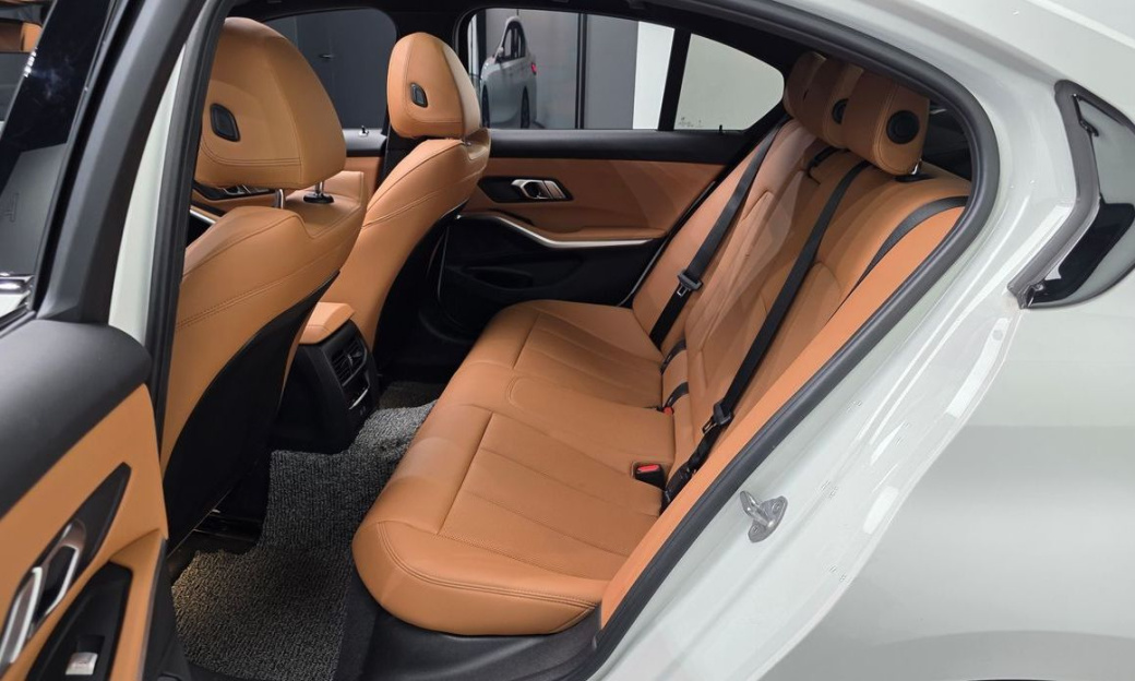 BMW 3-Series 320i, 2024