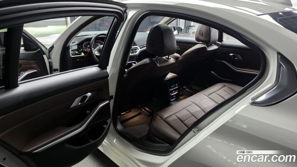 BMW 3-Series 320i Luxury, 2022