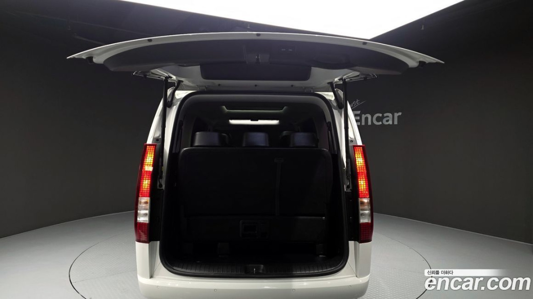 Hyundai Staria 4WD Tourer 11-Seater, 2022