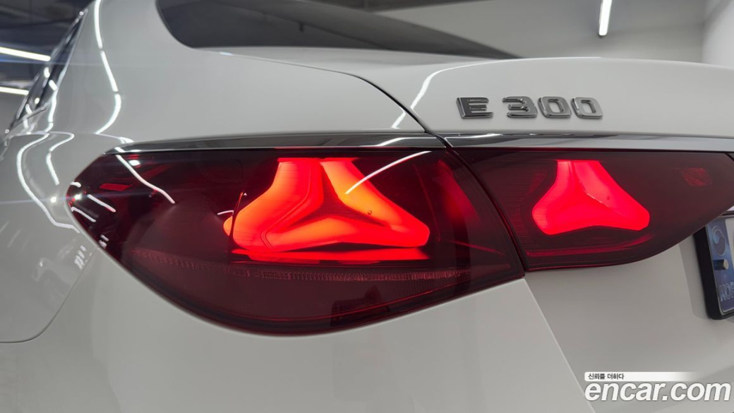Mercedes-Benz E-Class E300 4MATIC Exclusive, 2025