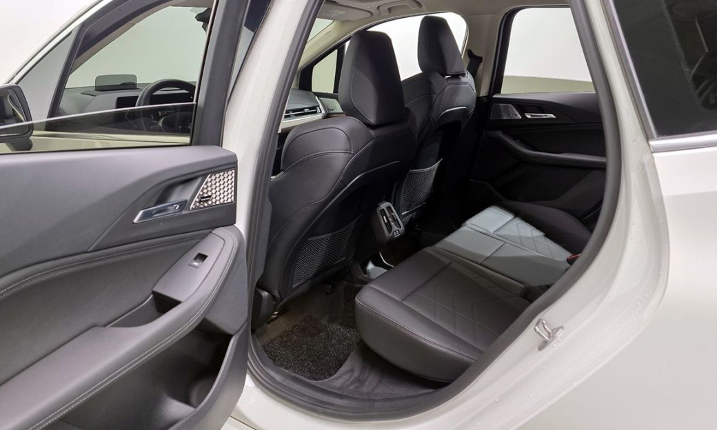 BMW 2-Series 220i Luxury, 2023
