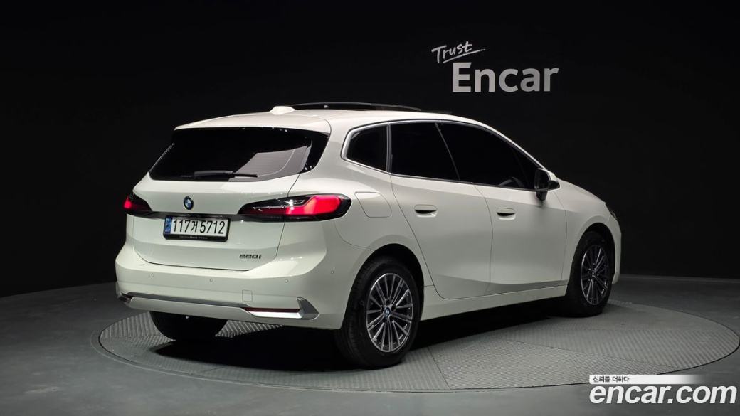 BMW 2-Series 220i Luxury, 2024
