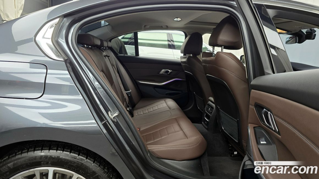 BMW 3-Series 320i Luxury, 2022