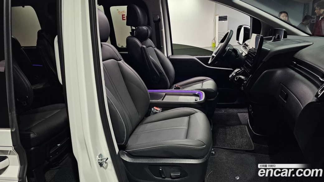 Hyundai Staria 4WD Lounge 9-Seater, 2025