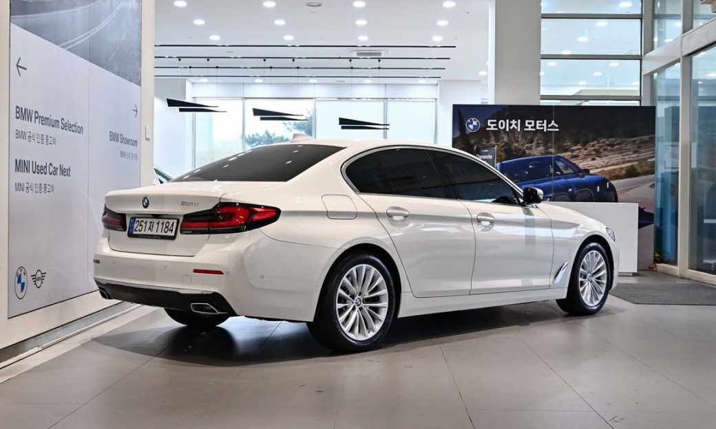 BMW 5-Series 530i Luxury, 2022