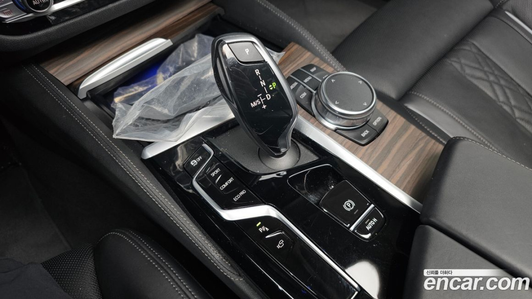 BMW 5-Series 530i Luxury, 2023