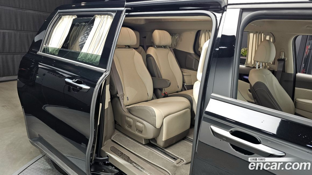 Kia Carnival 7-Seater Hi-Limousine, 2023