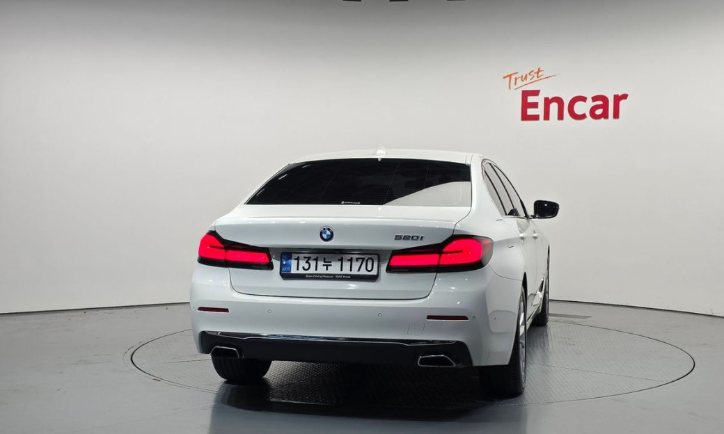 BMW 5-Series 520i Luxury, 2023