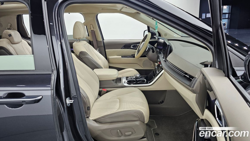 Kia Carnival 9-Seater Signature, 2023