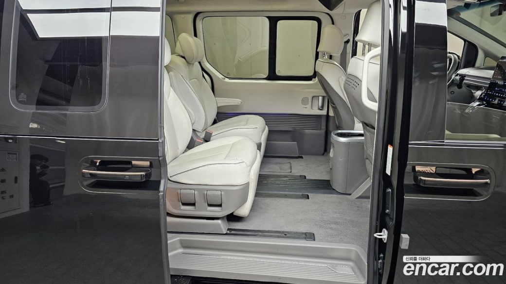 Hyundai Staria 4WD Lounge 7-Seater, 2022