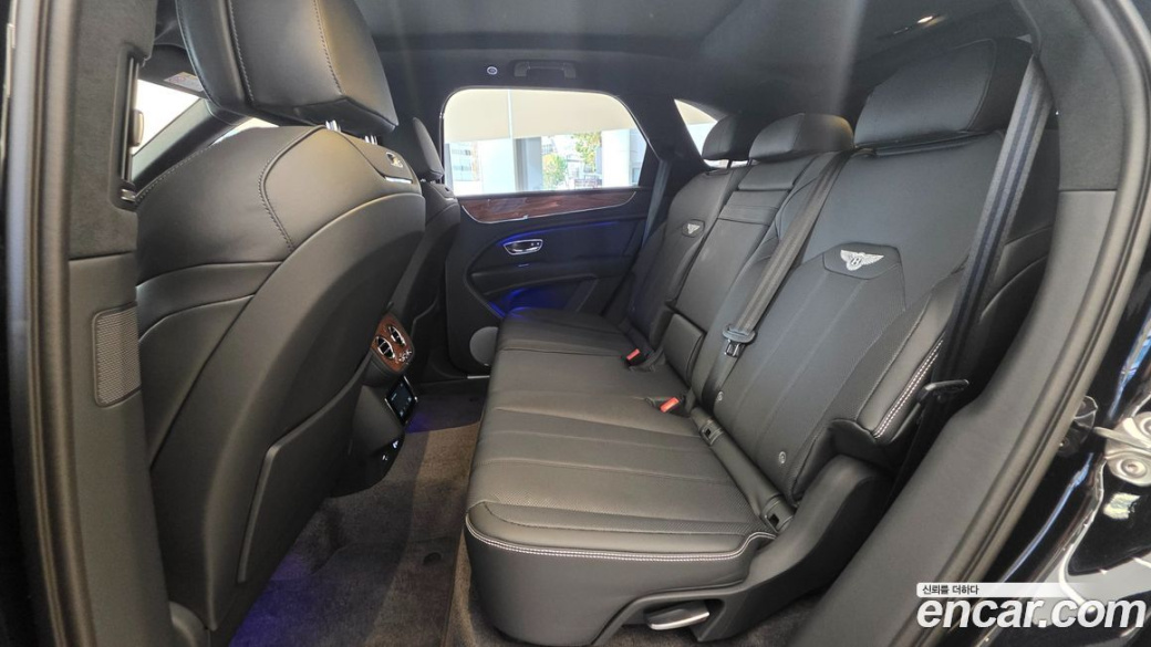 Bentley Bentayga 4.0 V8 Base, 2025