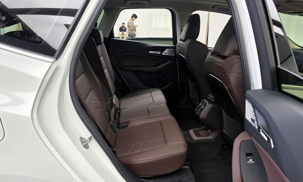 BMW 2-Series 220i Luxury, 2024