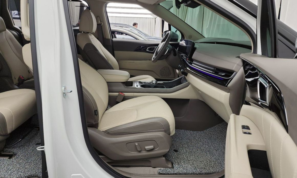 Kia Carnival 9-Seater Signature, 2025