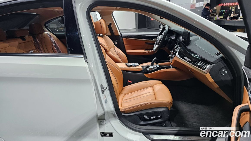 BMW 5-Series 520i Luxury, 2022