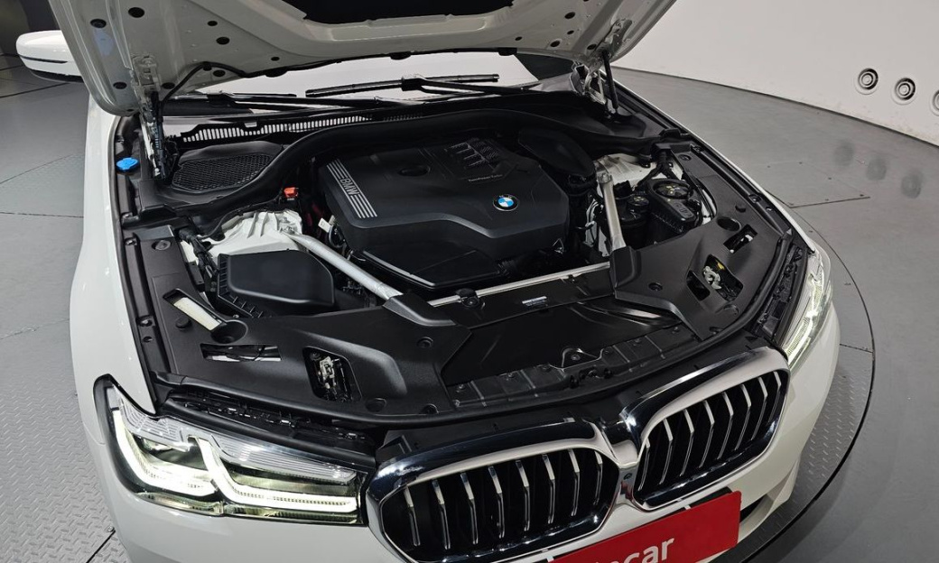 BMW 5-Series 530i Luxury, 2023