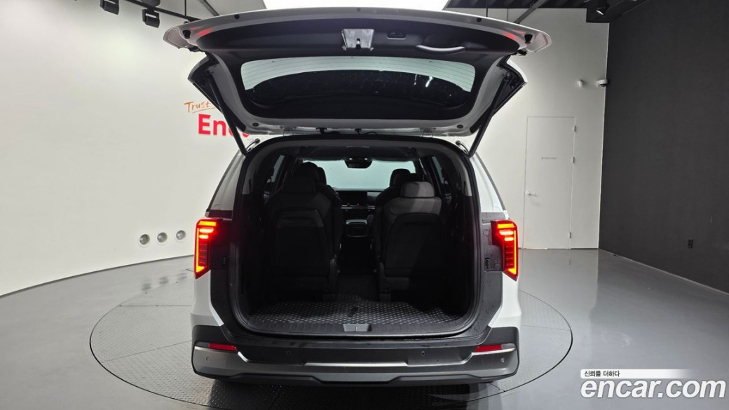 Kia Carnival 9-Seater Signature, 2024