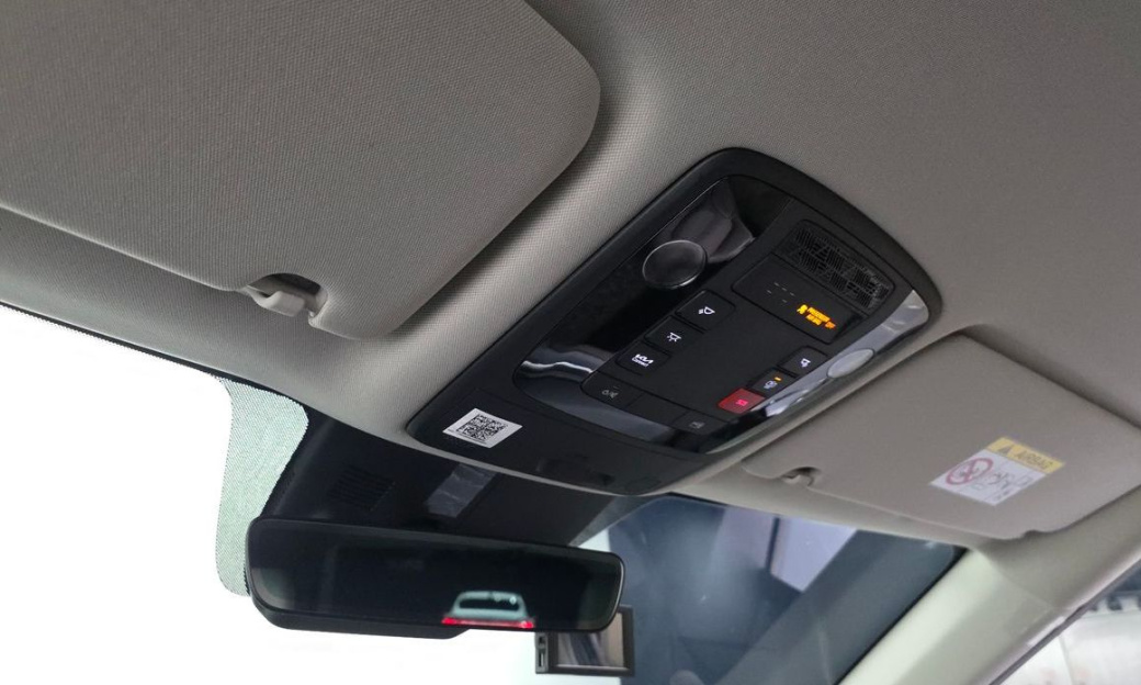 Kia Carnival 7-Seater Outdoor, 2025