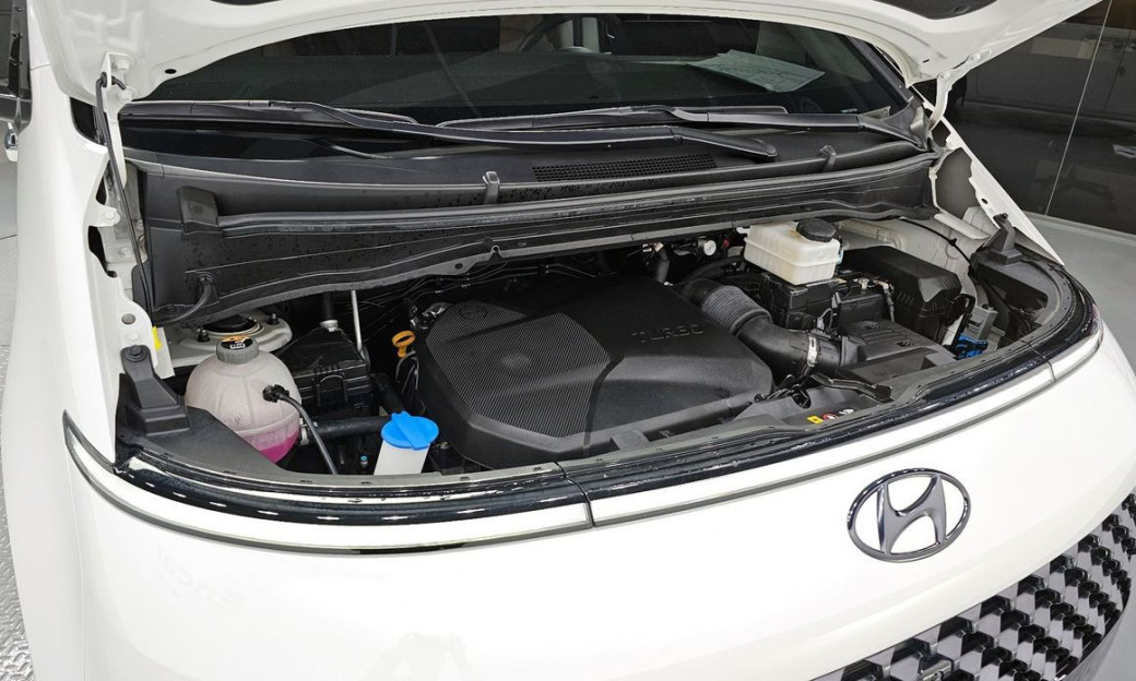 Hyundai Staria 4WD Lounge 9-Seater, 2024