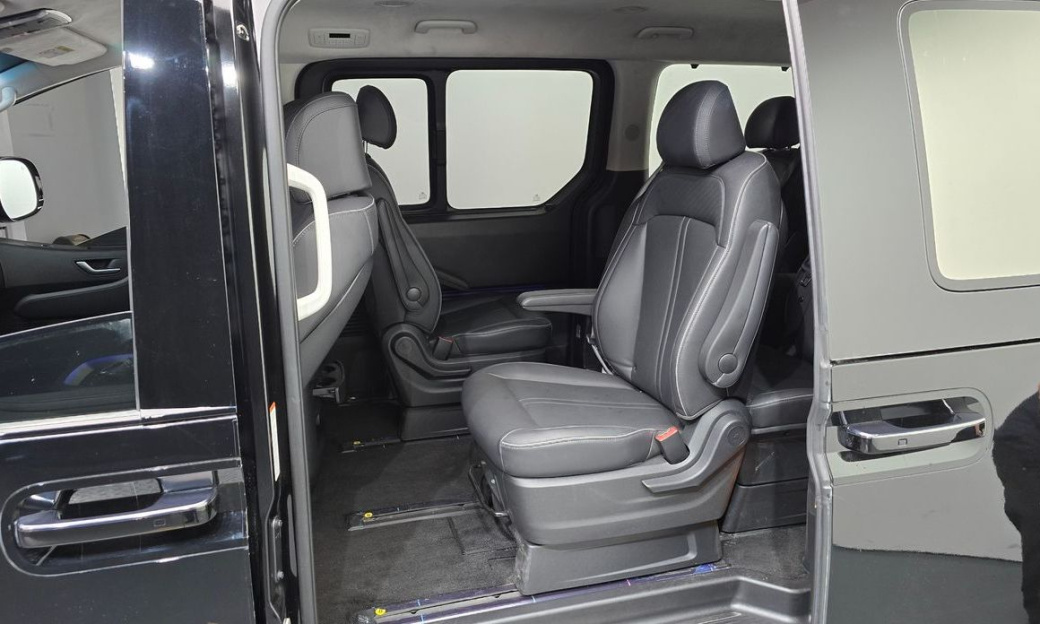 Hyundai Staria 4WD Lounge 9-Seater, 2025