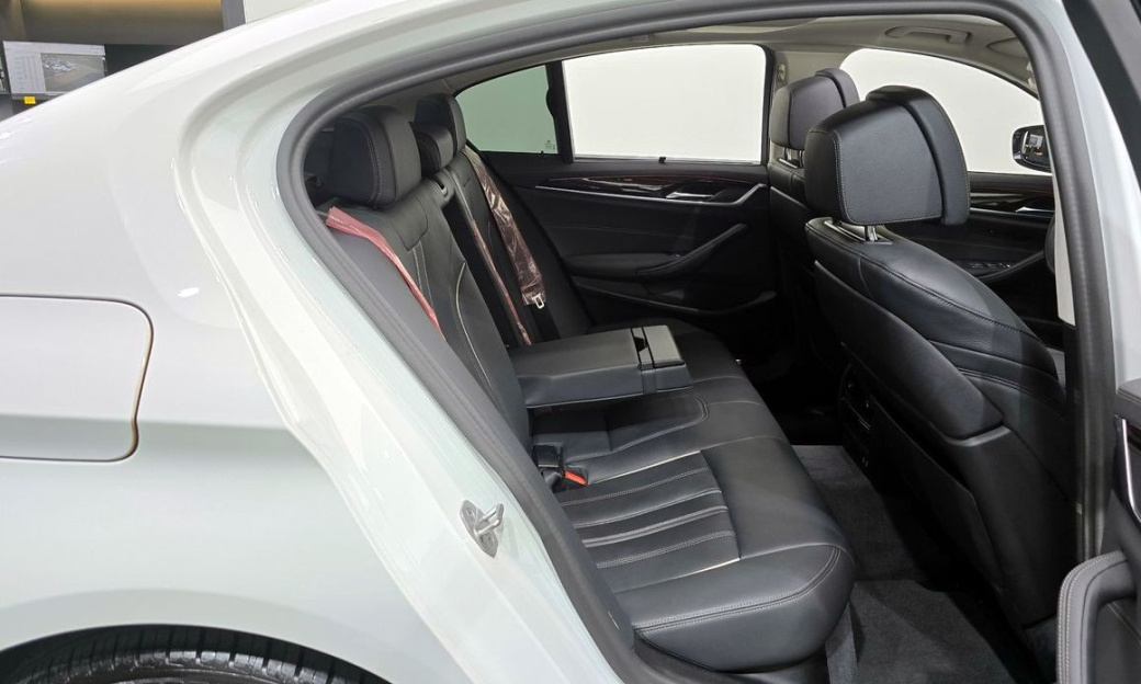 BMW 5-Series 520i Luxury, 2023