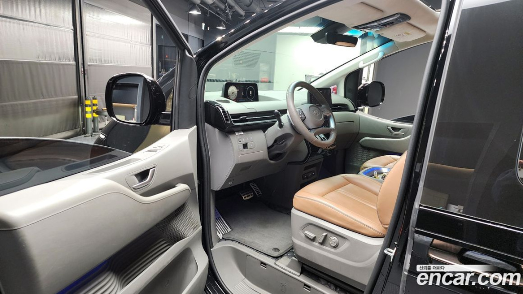 Hyundai Staria 4WD Lounge 9-Seater, 2023